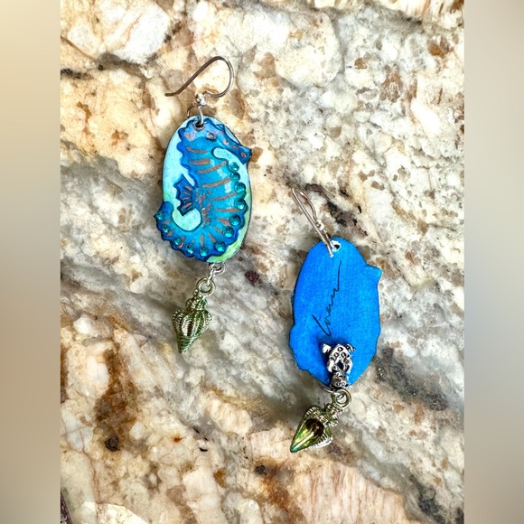 Handpainted seahorse earrings metal conch shell charm lightweight sterling wires - Picture 7 of 7